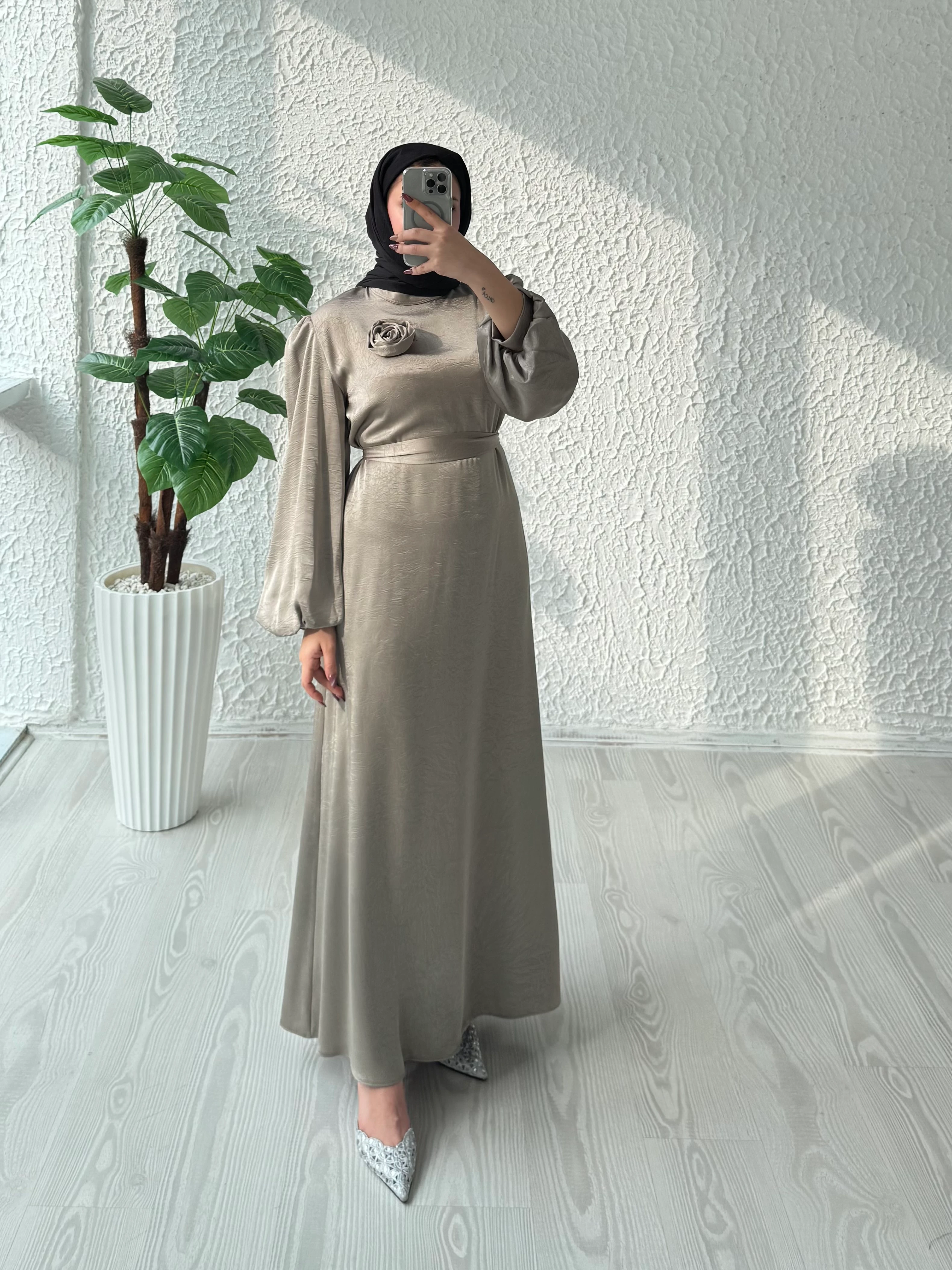 Kraş güllü elbise - vizon