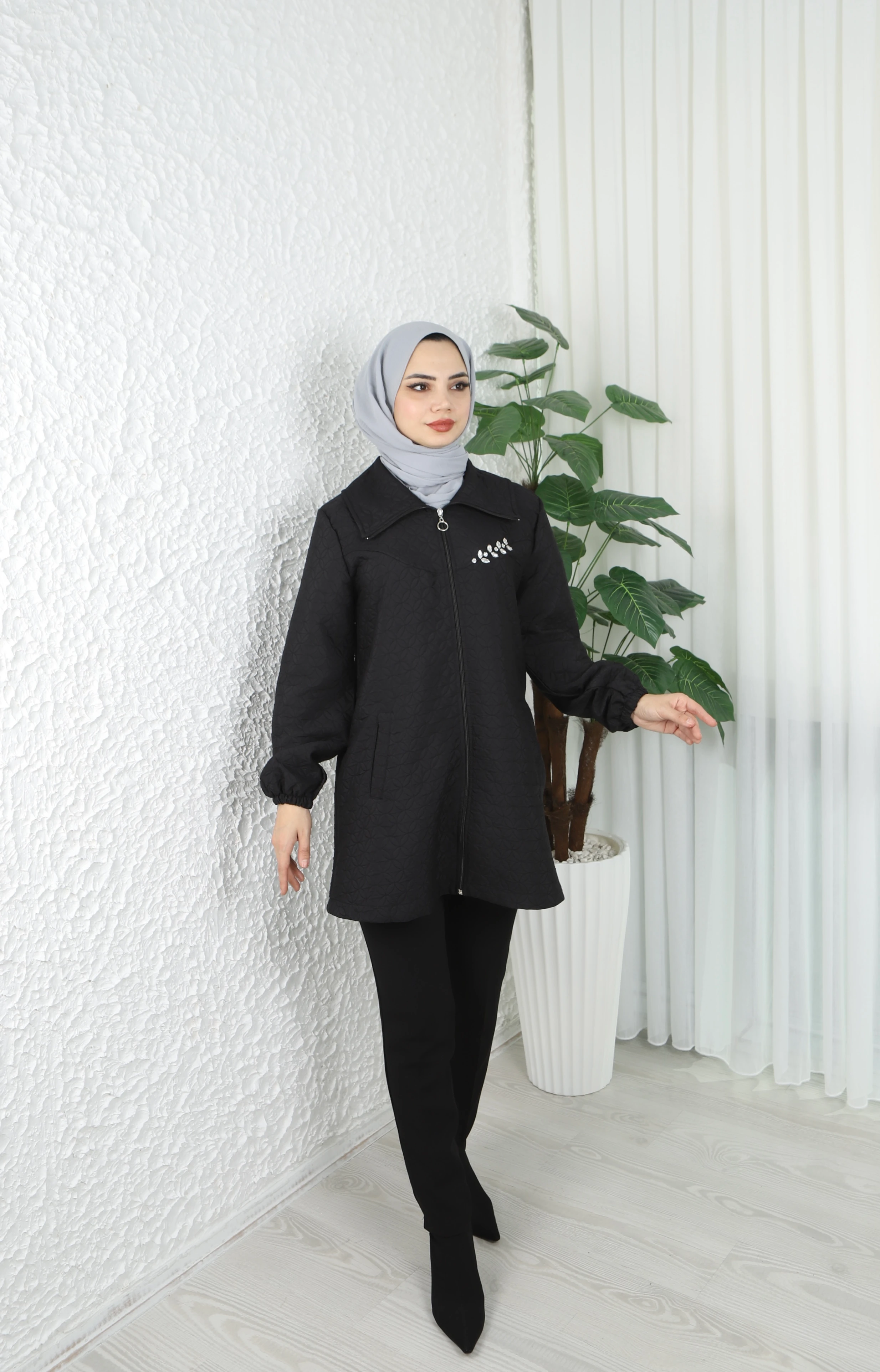 İnci İşlemeli Kapitone Fermuarlı Mont