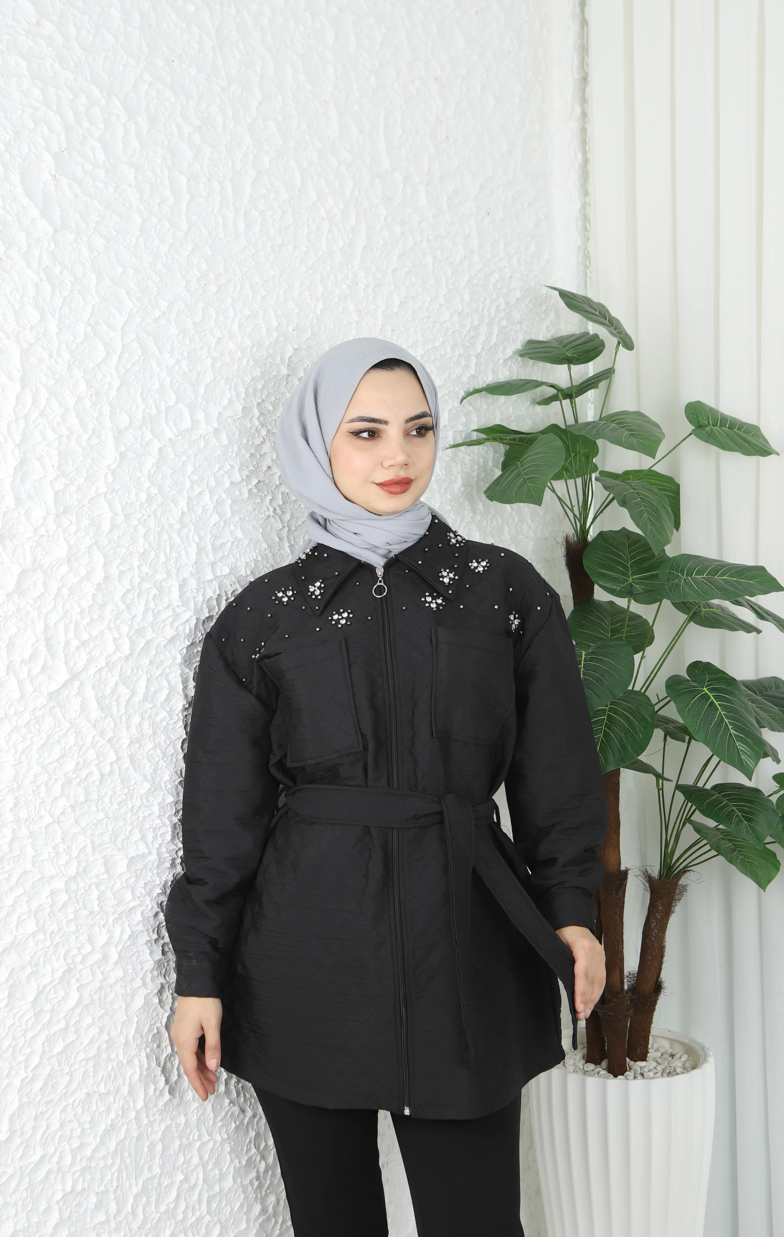 Yakası İnci İşlemeli Kapitone Kuşaklı Mont