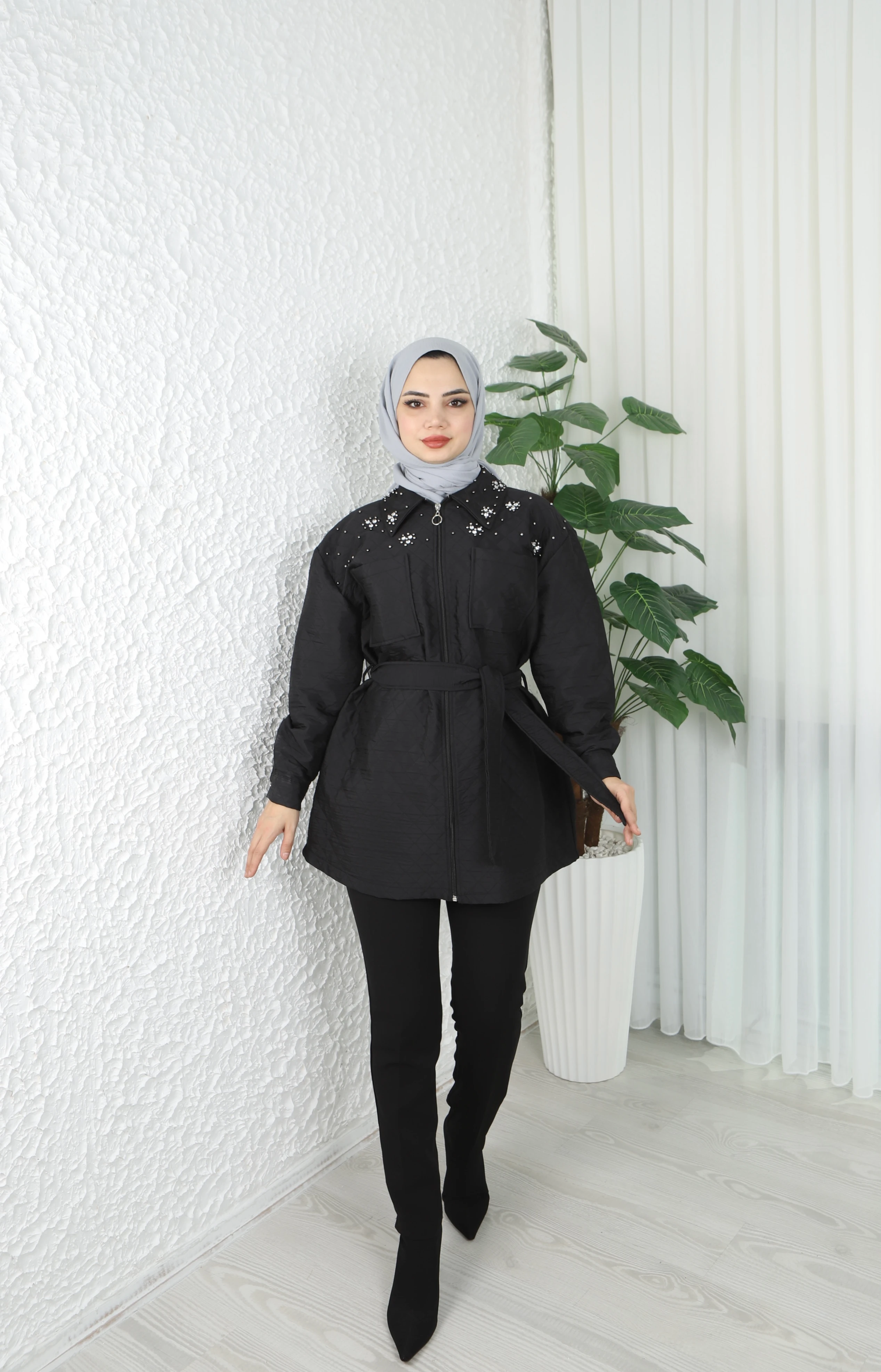 Yakası İnci İşlemeli Kapitone Kuşaklı Mont