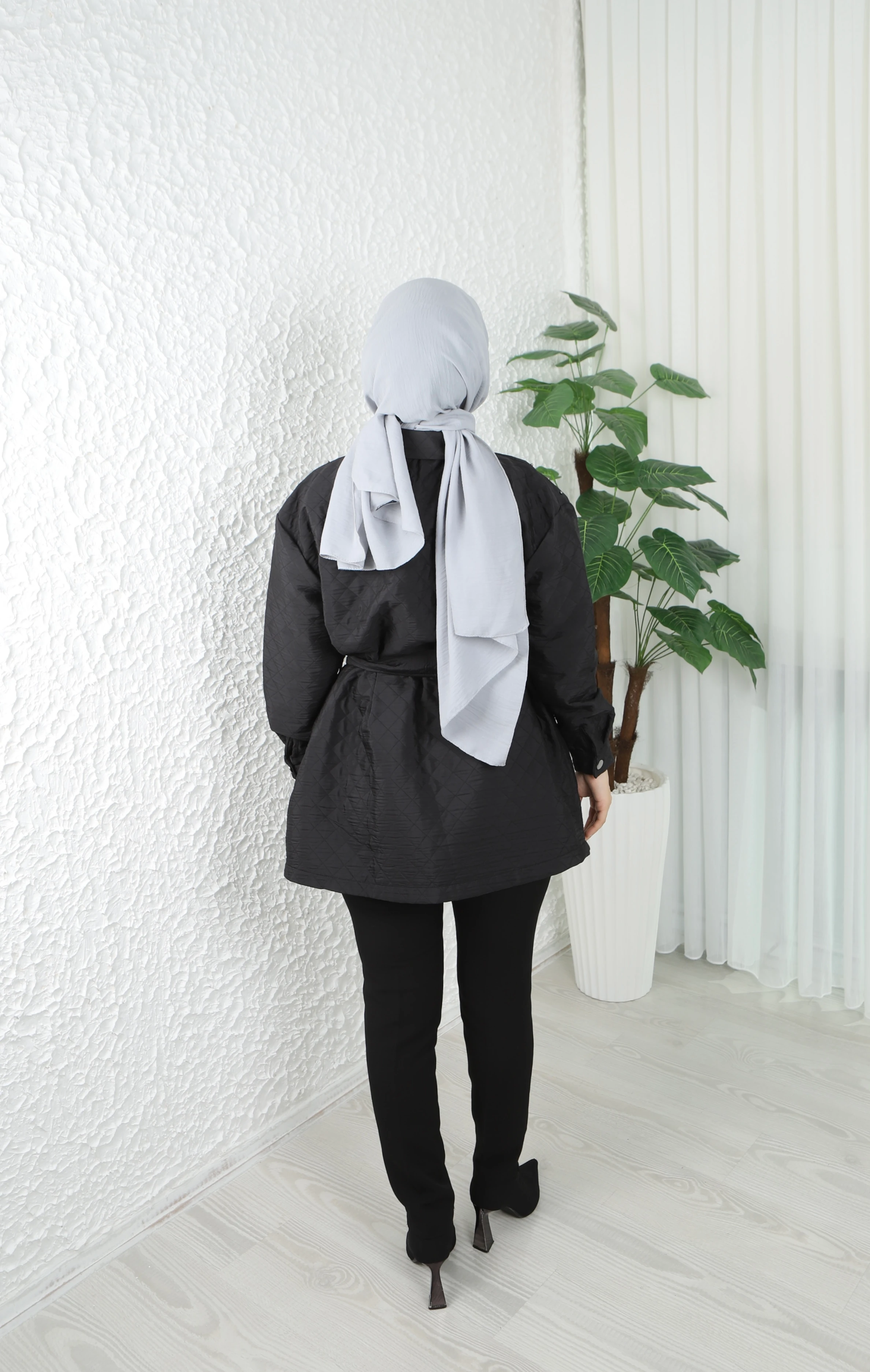 Yakası İnci İşlemeli Kapitone Kuşaklı Mont