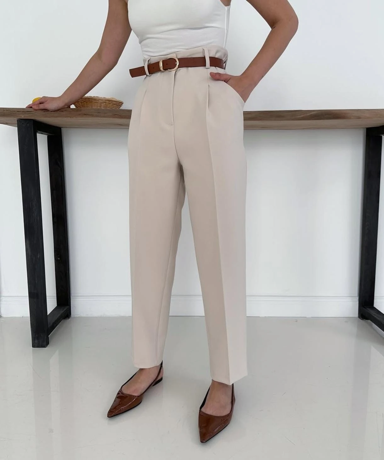 Bej Renk Kapak Detaylı Yüksek Bel Pantolon