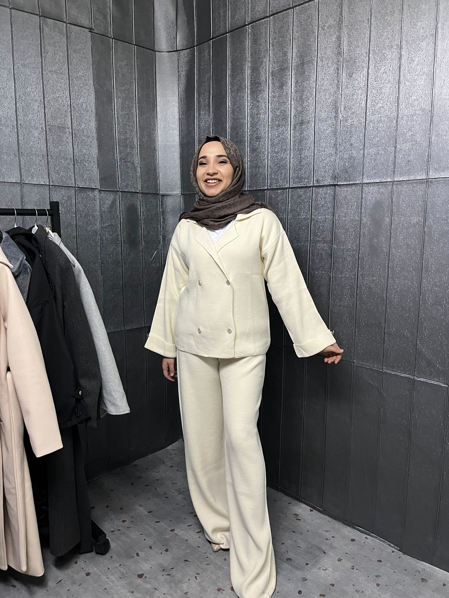 Ekru Düğmeli Triko Takım