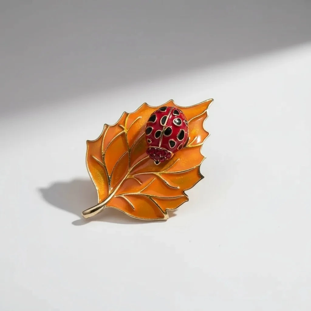 Uğur Işıltısı Broş