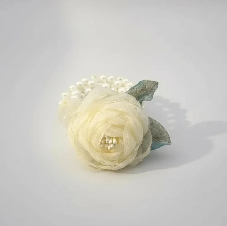 İnci Baharında Gül Lastik Toka