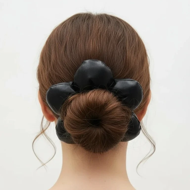 Pofuduk Papatya Simit Toka - Küçük  - Siyah Deri