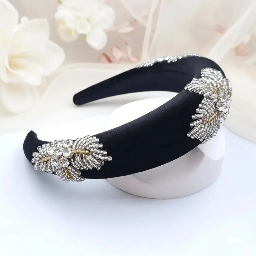 Ayışığı Dokunuşu – El İşleme Özel Tasarım Bombeli Kadife Taç