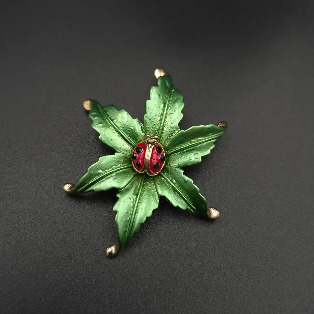 Zümrüt Uğur Broş