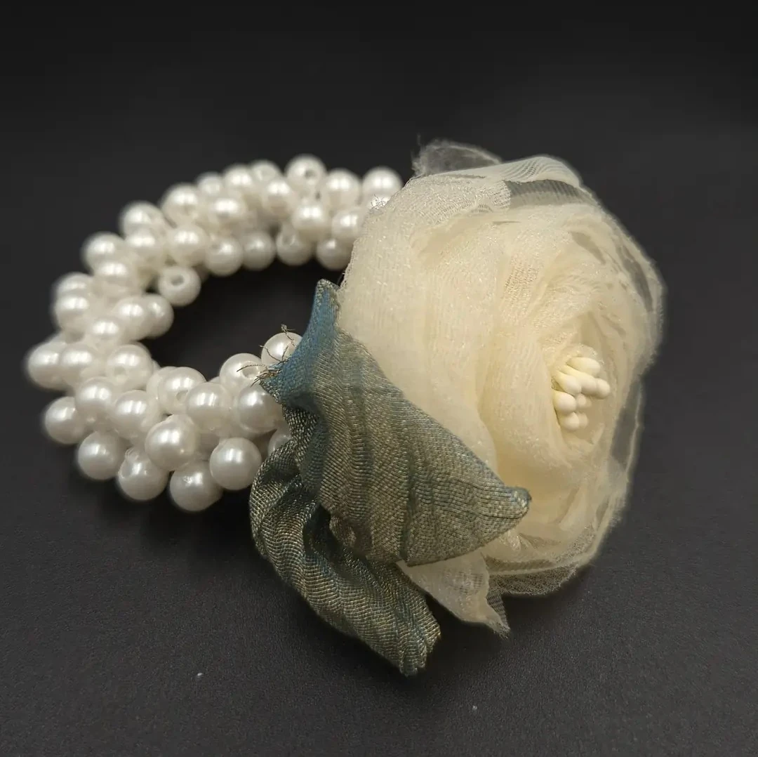 İnci Baharında Gül Lastik Toka