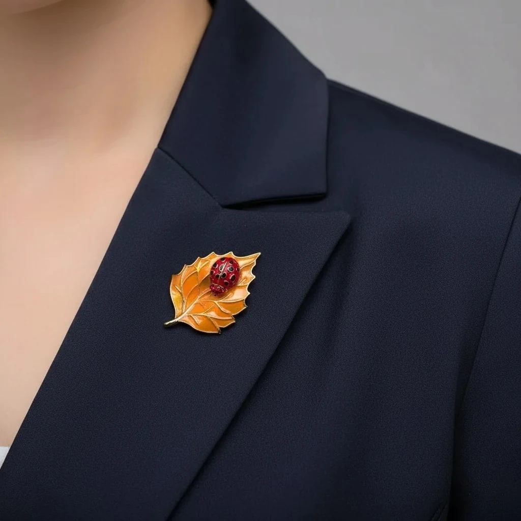 Uğur Işıltısı Broş