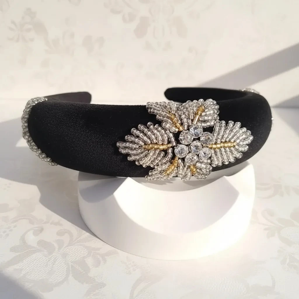 Ayışığı Dokunuşu – El İşleme Özel Tasarım Bombeli Kadife Taç