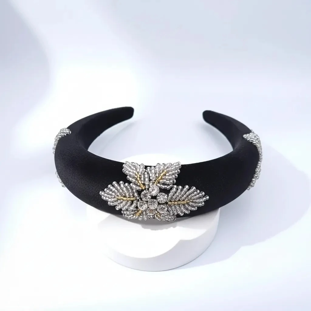 Ayışığı Dokunuşu – El İşleme Özel Tasarım Bombeli Kadife Taç