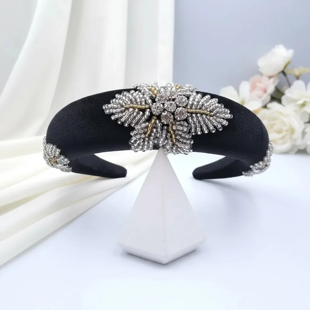 Ayışığı Dokunuşu – El İşleme Özel Tasarım Bombeli Kadife Taç