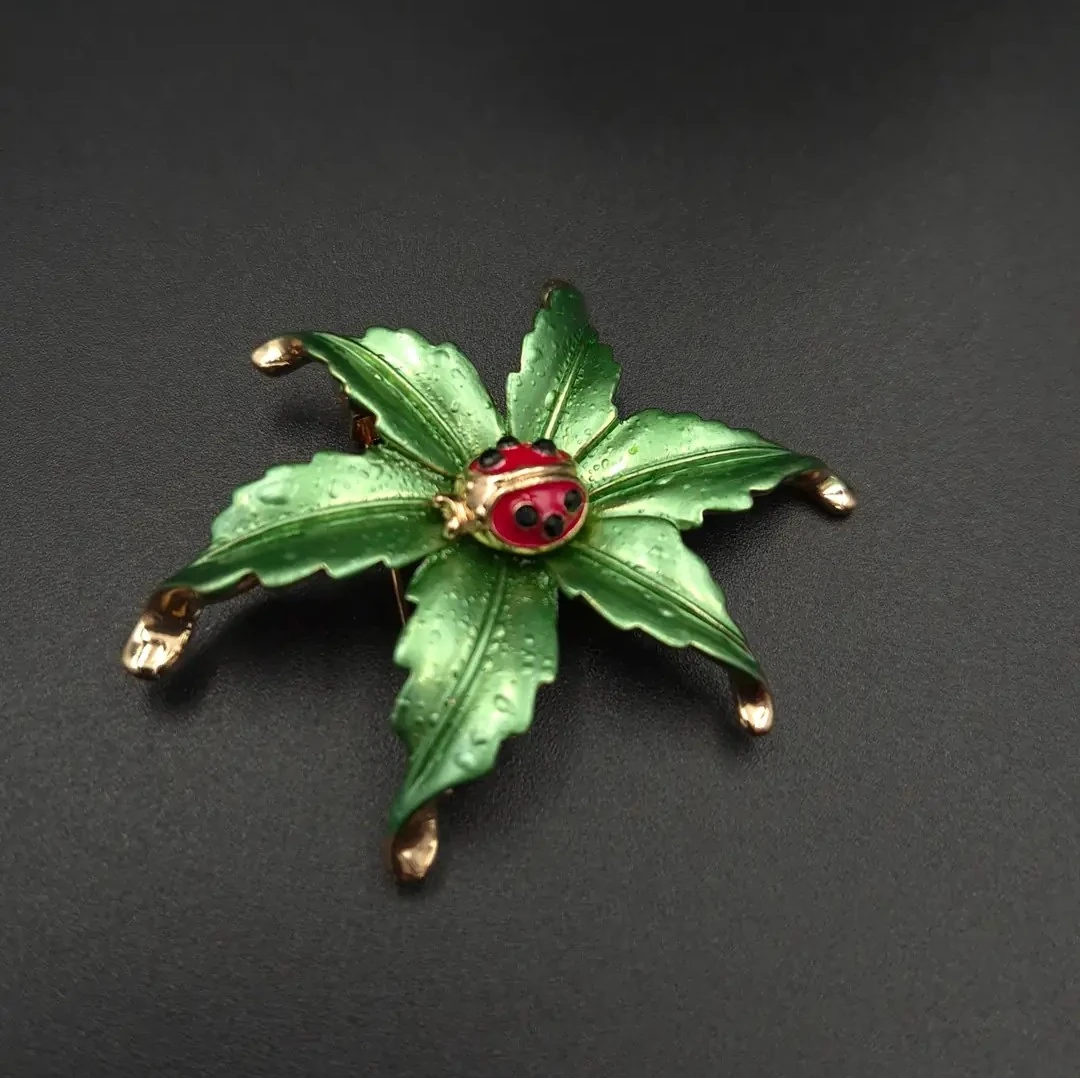 Zümrüt Uğur Broş