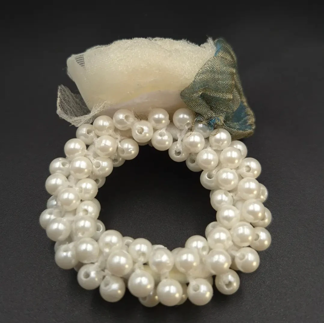 İnci Baharında Gül Lastik Toka