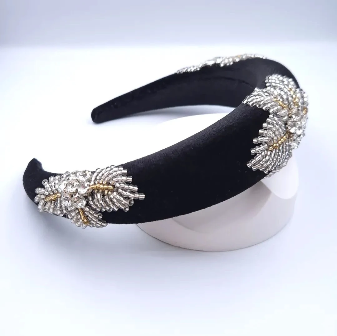 Ayışığı Dokunuşu – El İşleme Özel Tasarım Bombeli Kadife Taç