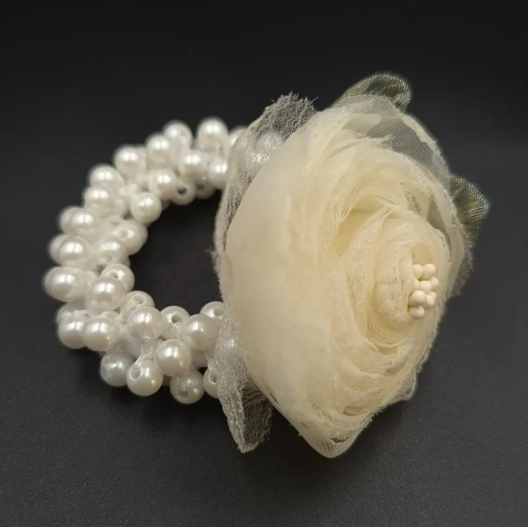 İnci Baharında Gül Lastik Toka