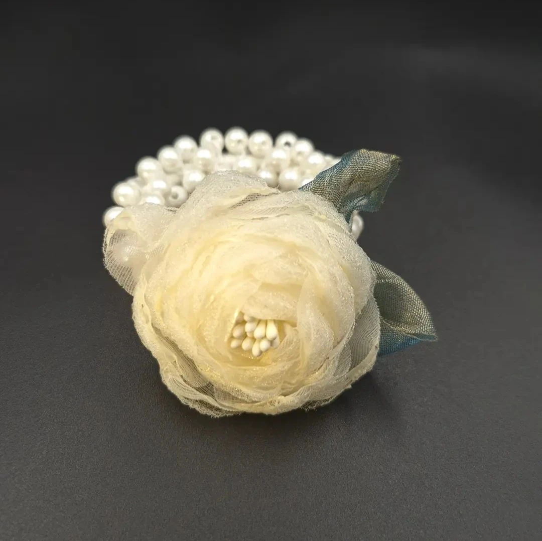 İnci Baharında Gül Lastik Toka