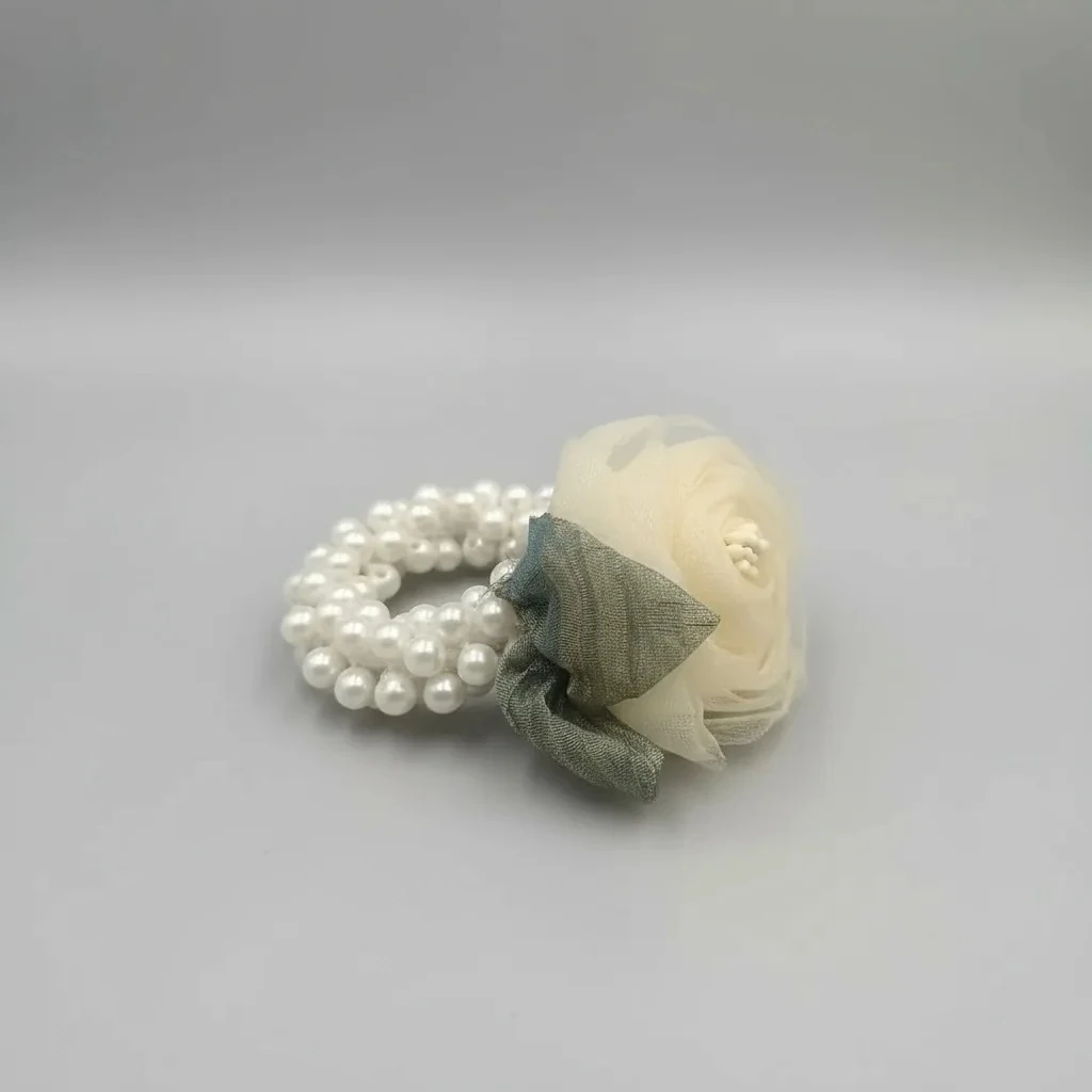 İnci Baharında Gül Lastik Toka