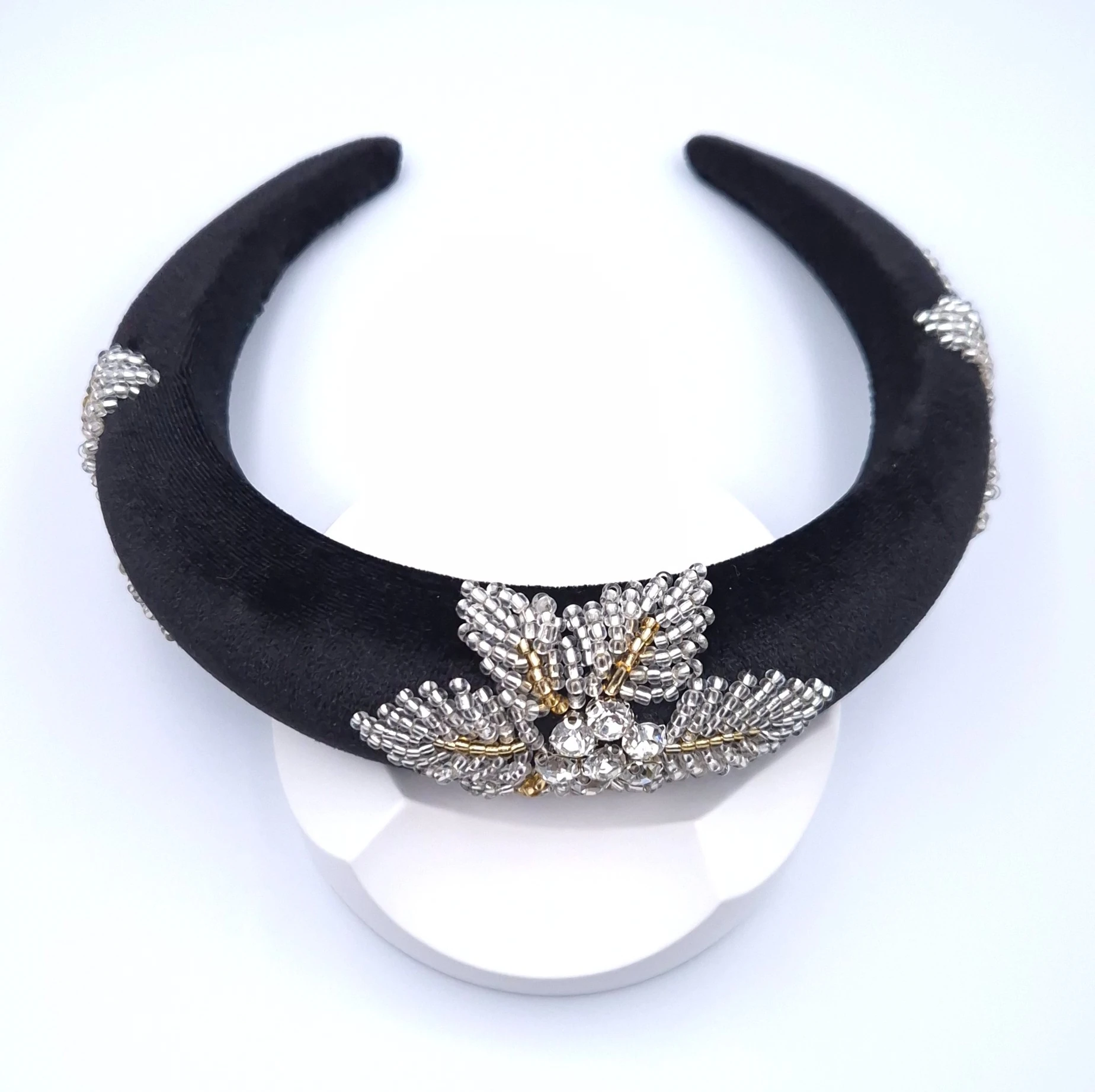 Ayışığı Dokunuşu – El İşleme Özel Tasarım Bombeli Kadife Taç