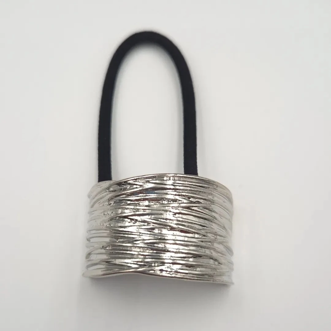 Lineo – Çizgili Metal Detaylı Lastik Toka