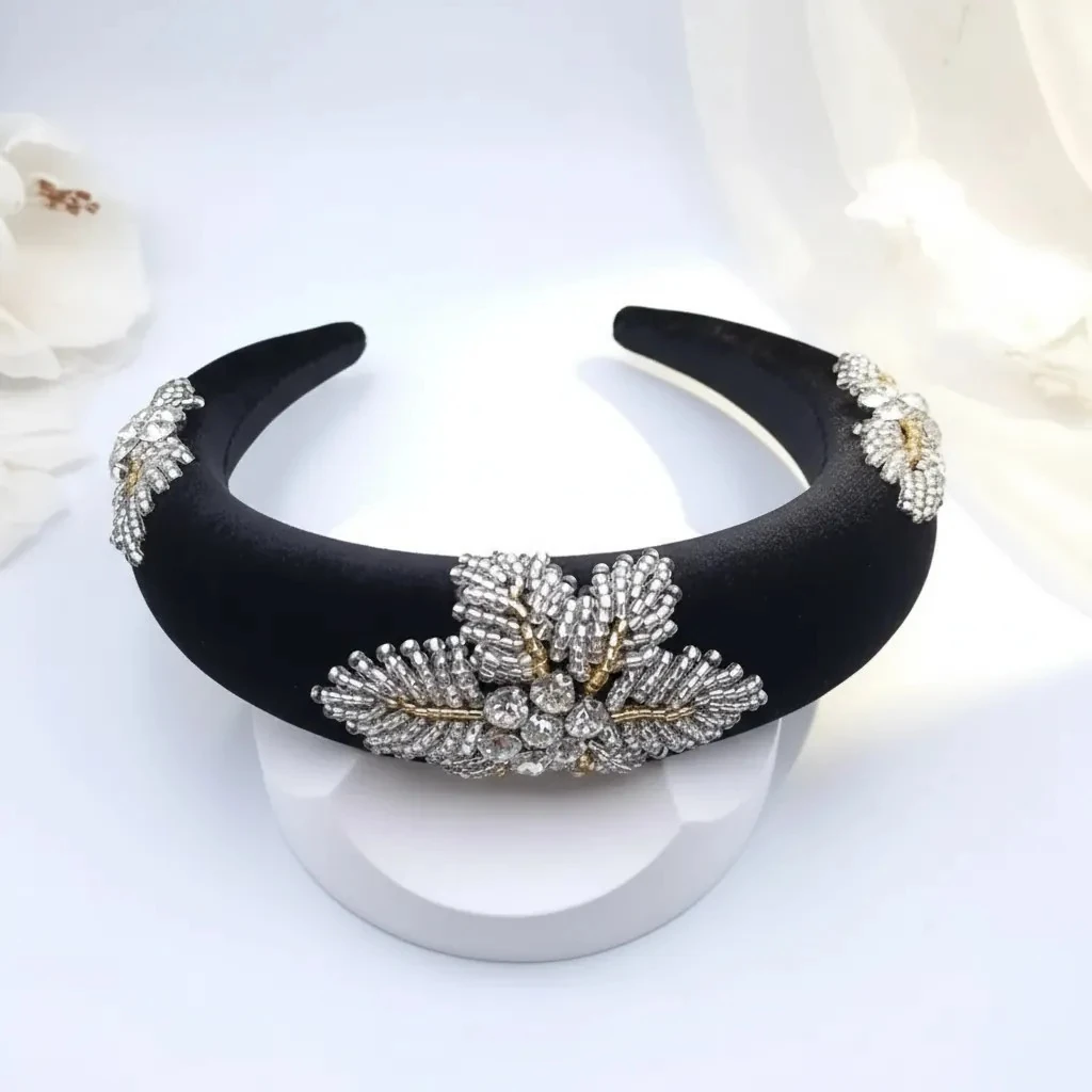 Ayışığı Dokunuşu – El İşleme Özel Tasarım Bombeli Kadife Taç