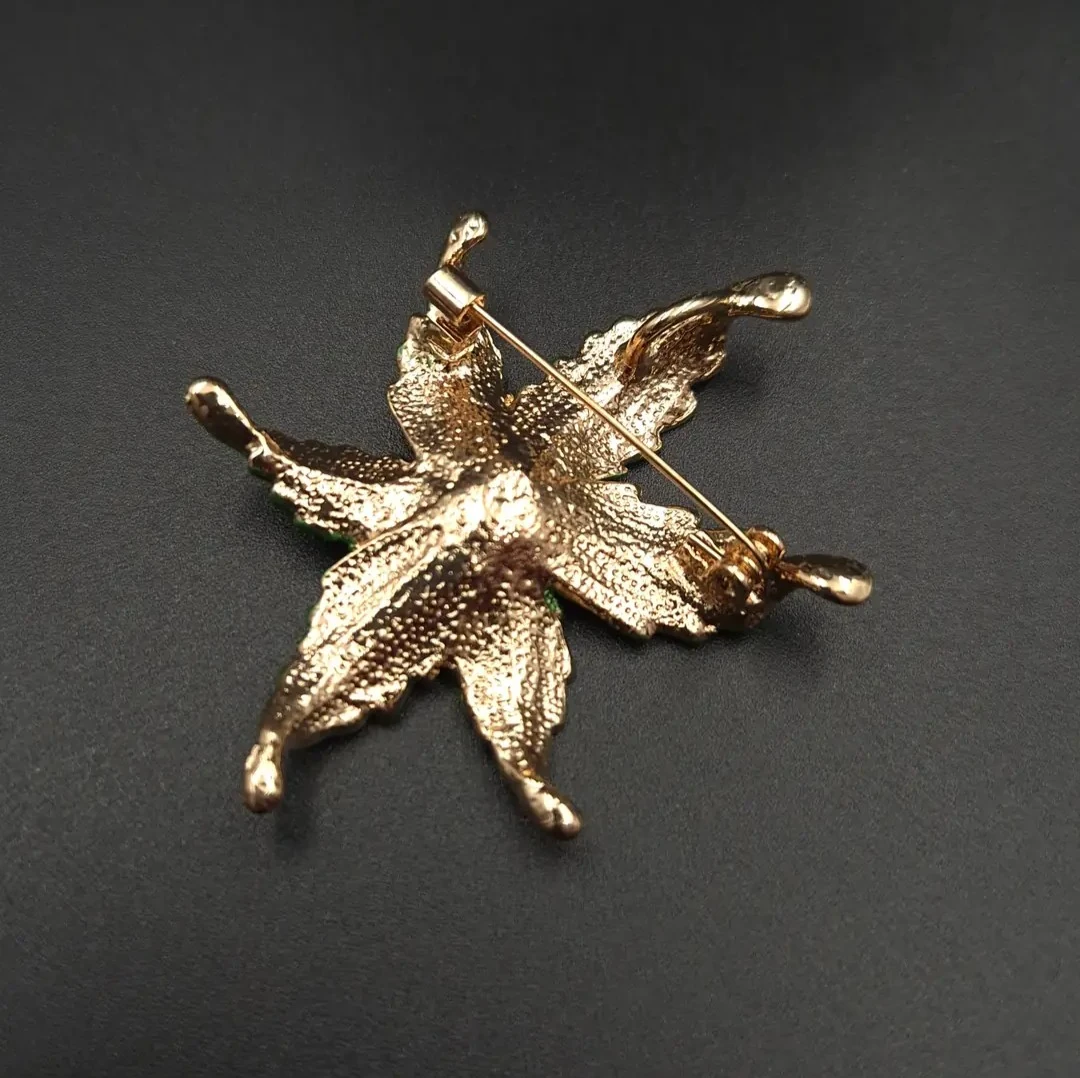 Zümrüt Uğur Broş