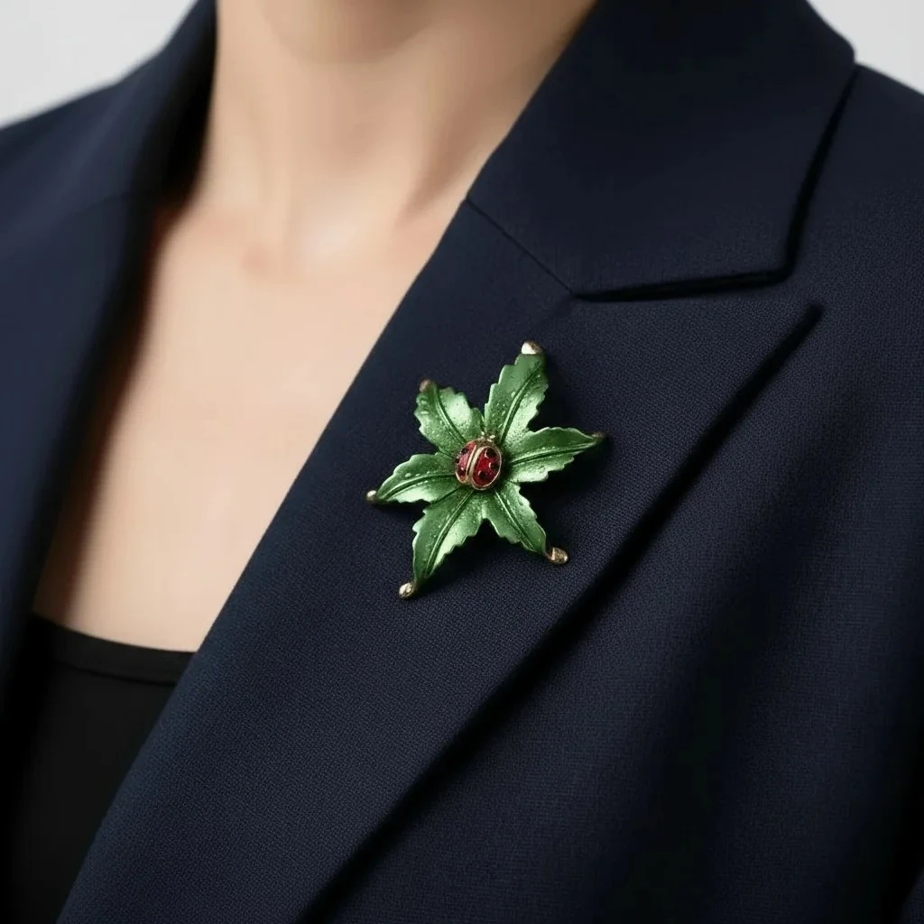 Zümrüt Uğur Broş