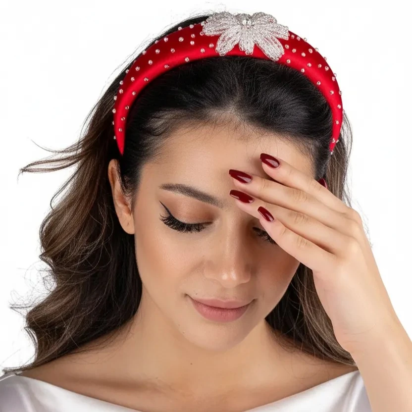 Kırmızı Zerafet – Taş İşlemeli Kadife Taç