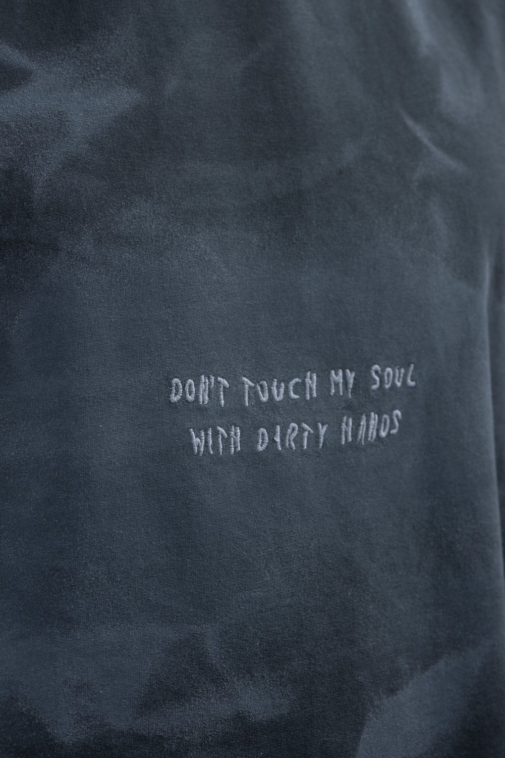Maksim Oversize Batik Pistole Yıkamalı – “Don’t Touch My Soul” Nakışlı Tişört | 10040