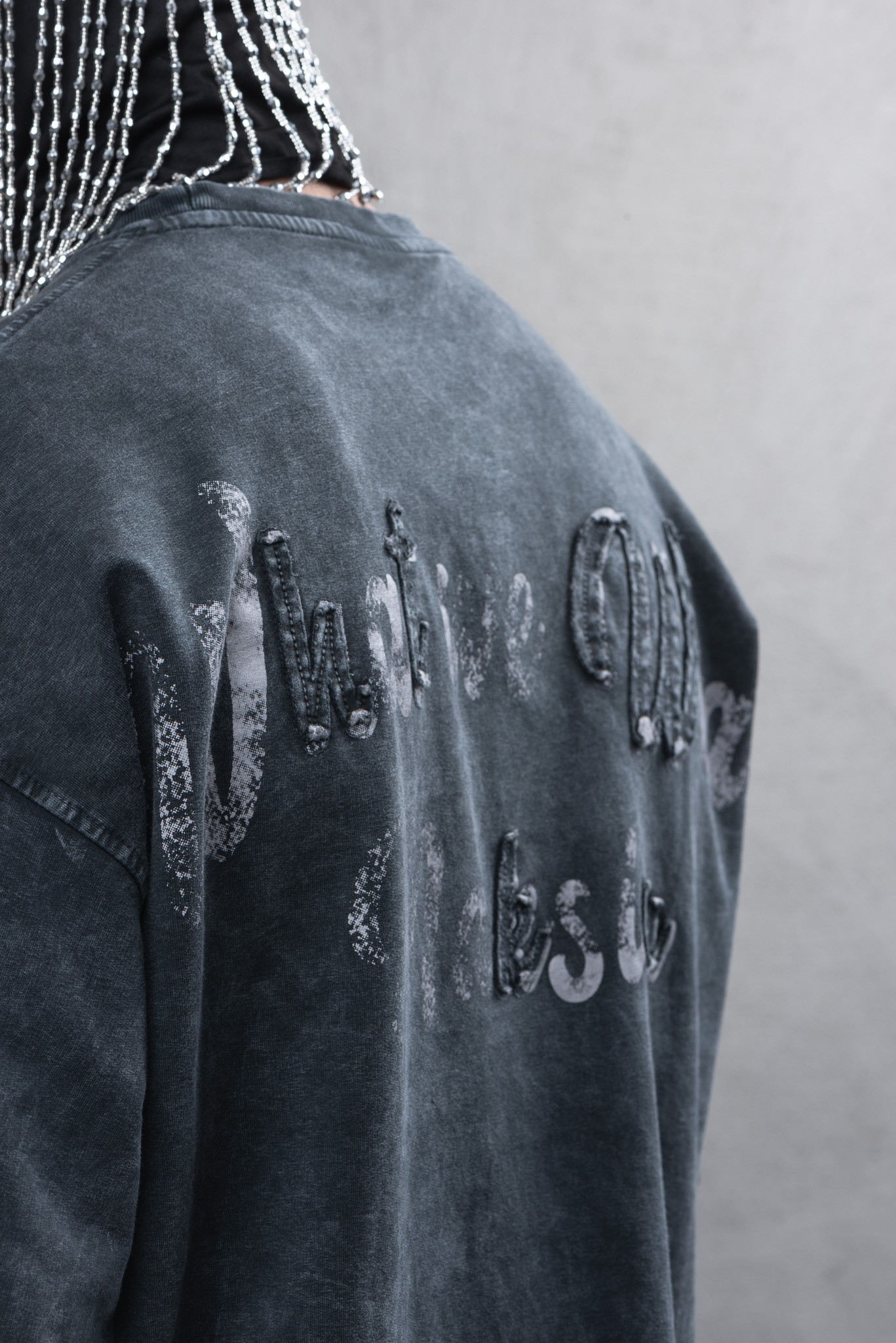Başlık: Maksim Yıkamalı – What We Wear Patch Detaylı Tişört | 10042
