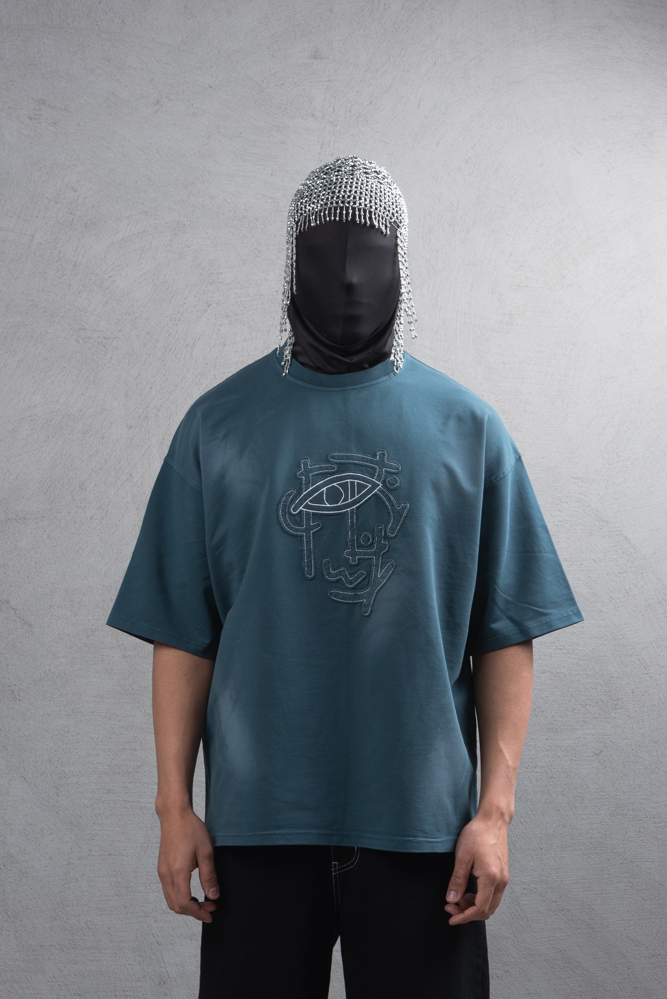 Maksim Yıkamalı Oversize Nakış Aplikeli Tişört – Abstract Eye | 10059 - Füme