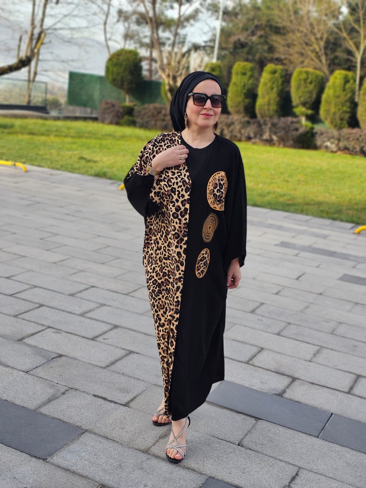 LEOPAR DÜĞMELİ ELBİSİ