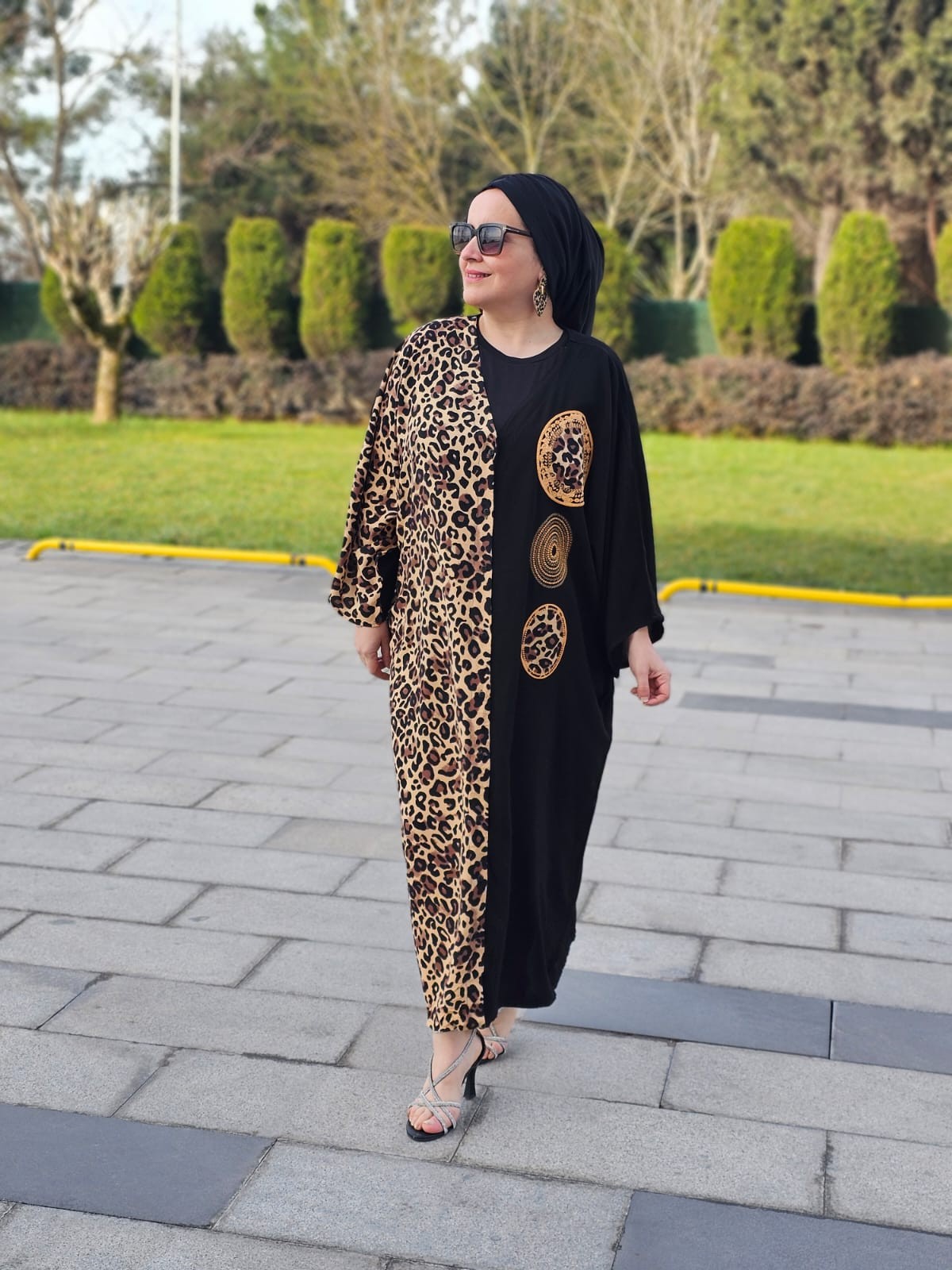 LEOPAR DÜĞMELİ ELBİSİ