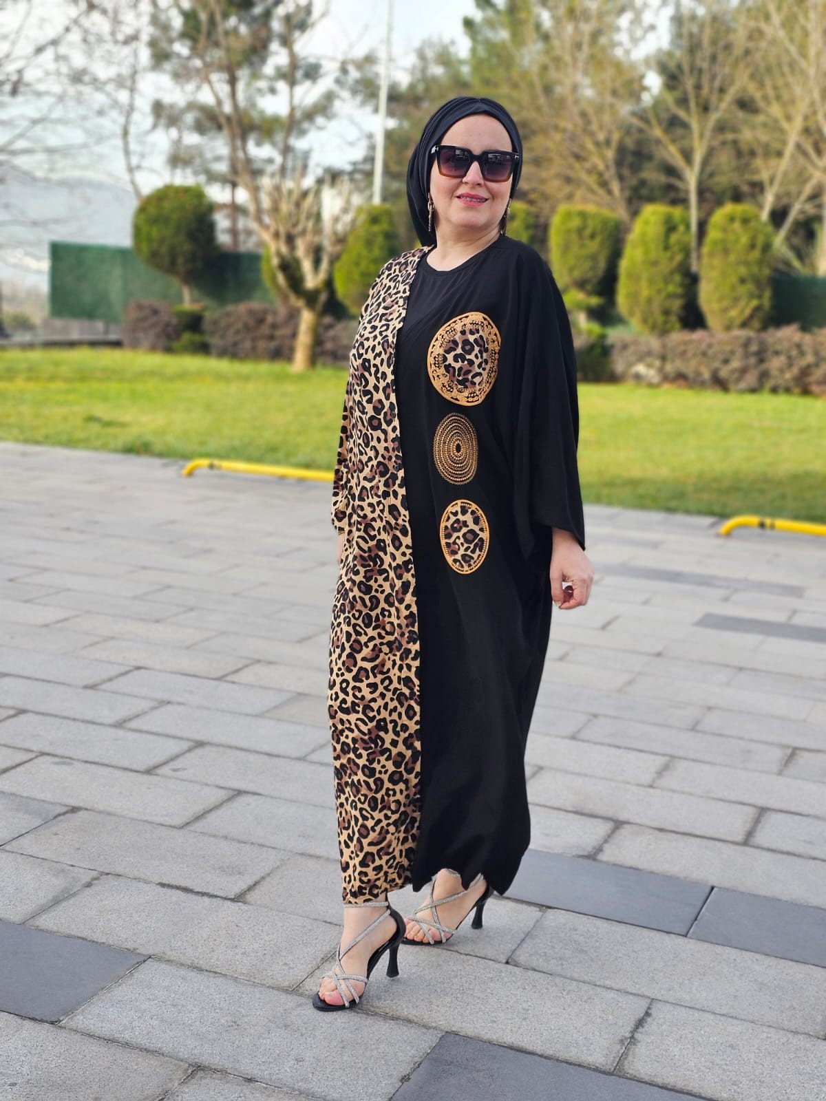 LEOPAR DÜĞMELİ ELBİSİ