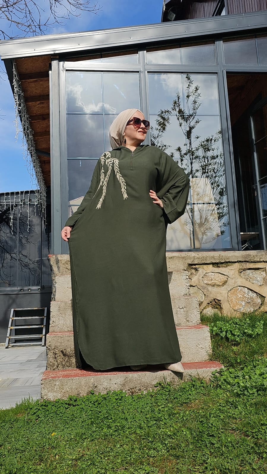 YEŞİL KAPŞONLU NAKIŞLI SALAŞ ELBİSE