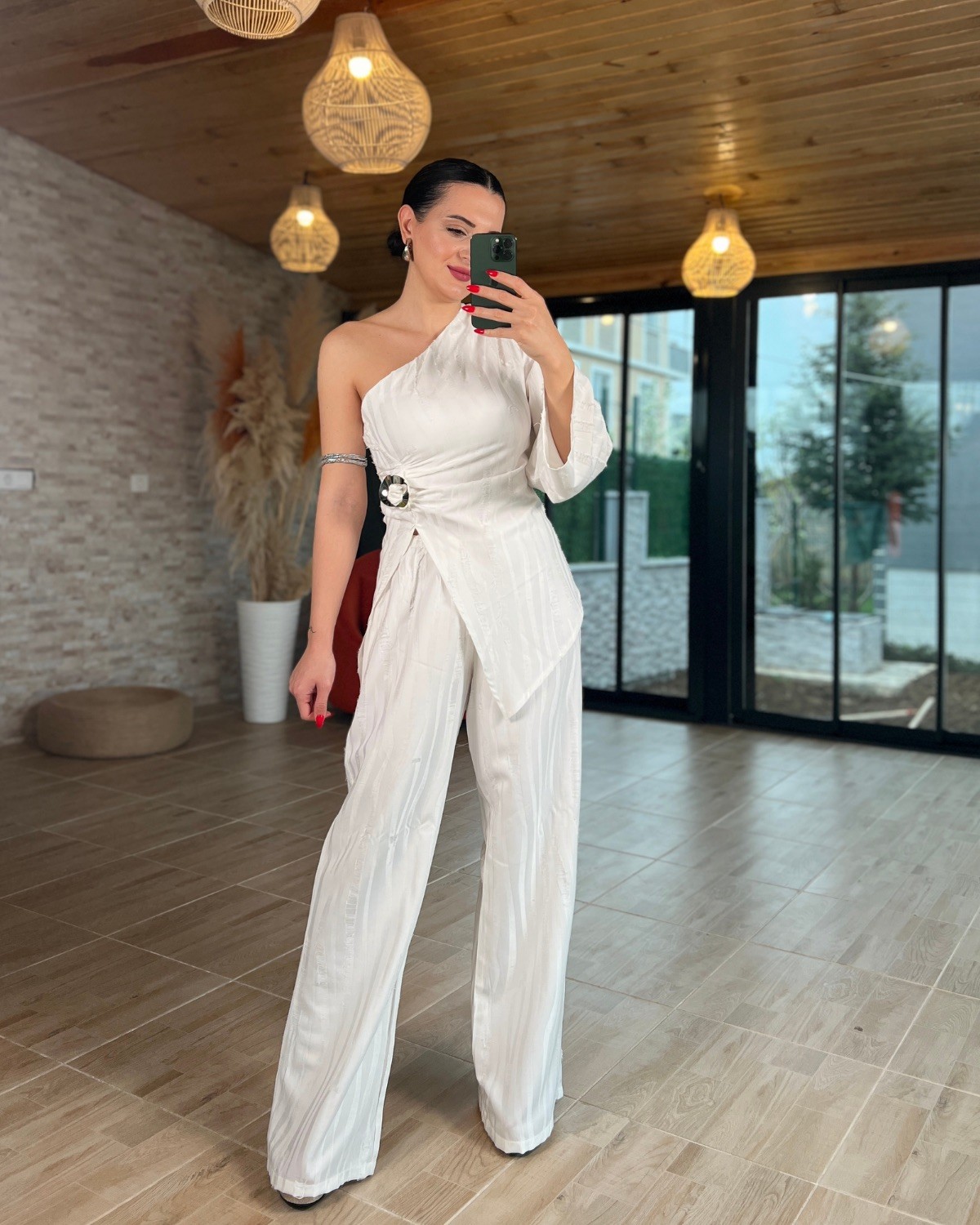 TOKA DETAYLI ASİMETRİK BLUZ VE BAĞCIK DETAYLI BELİ LASTİKLİ PANTOLON TAKIM - Beyaz