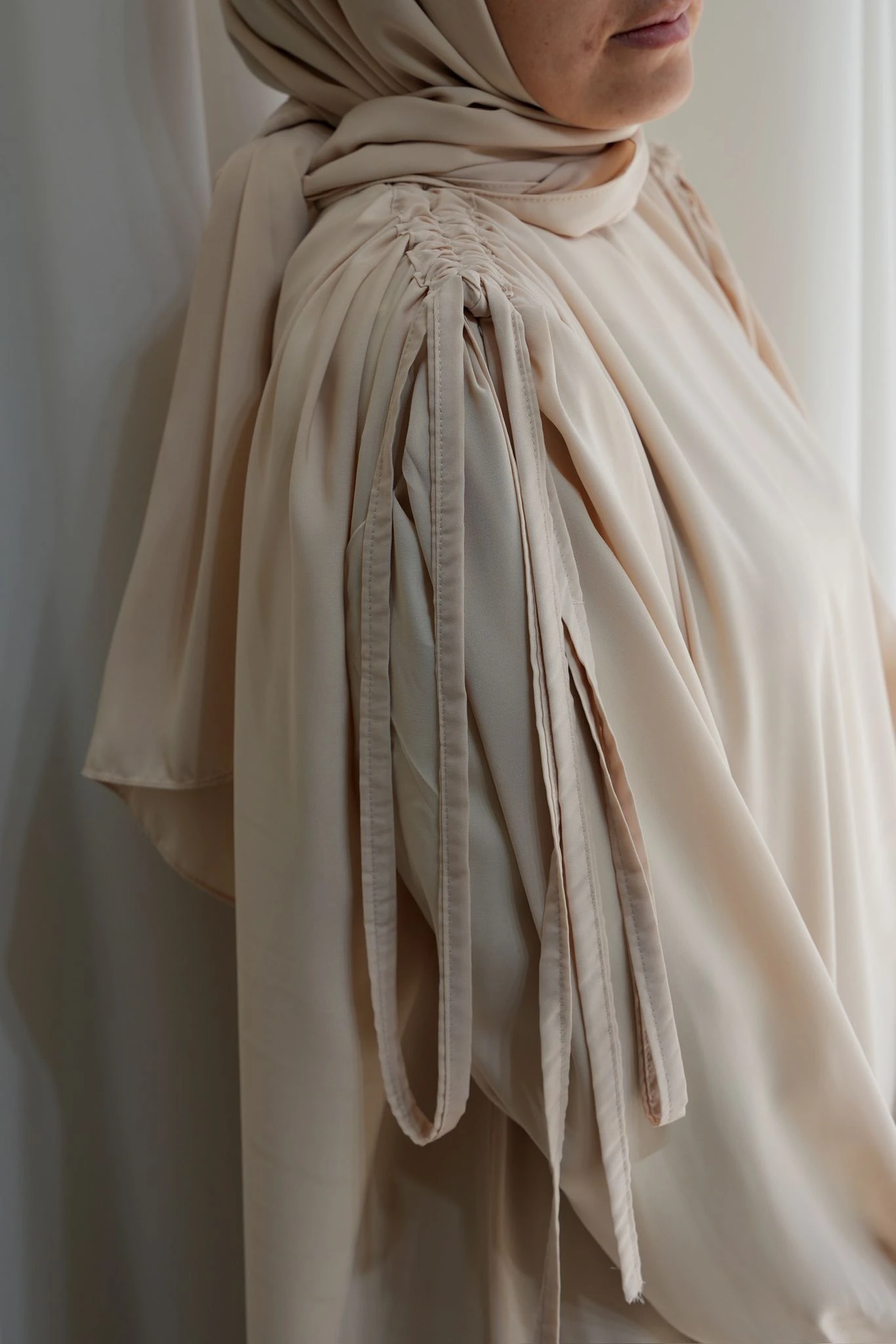 Model Hatice Medine İpeği Omuz Büzgülü Tesettür Elbise Krem