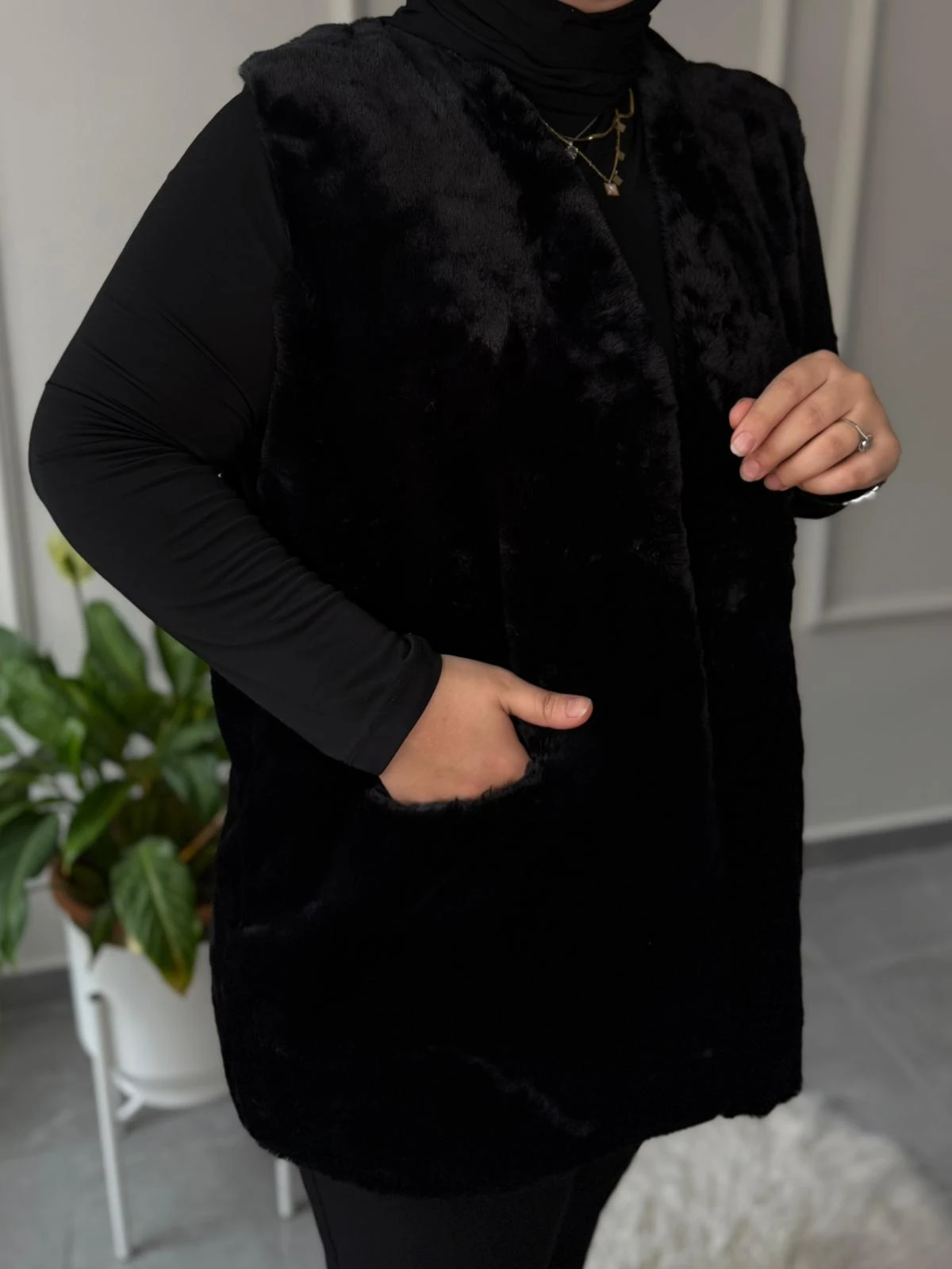 afife MARKA BÜYÜK BEDEN CEPLİ SIFIR KOLLU SİYAH PELUŞ YELEK