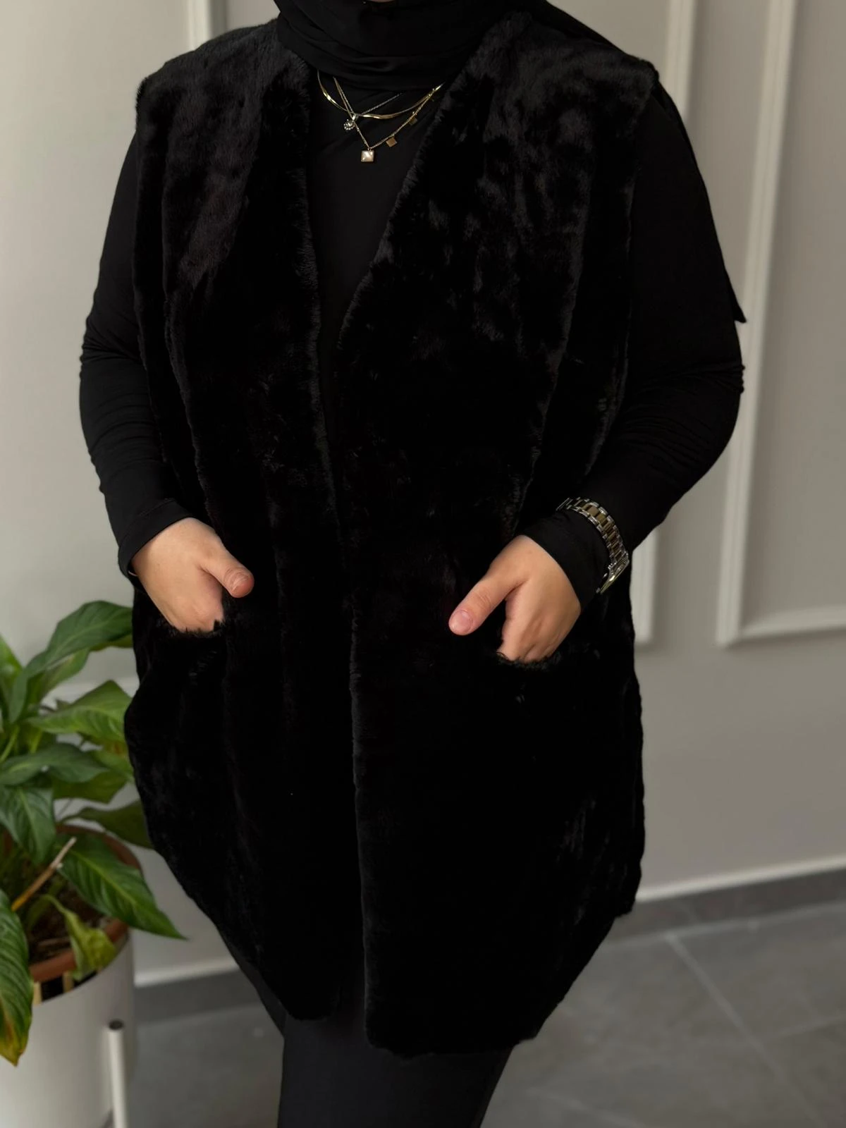 afife MARKA BÜYÜK BEDEN CEPLİ SIFIR KOLLU SİYAH PELUŞ YELEK