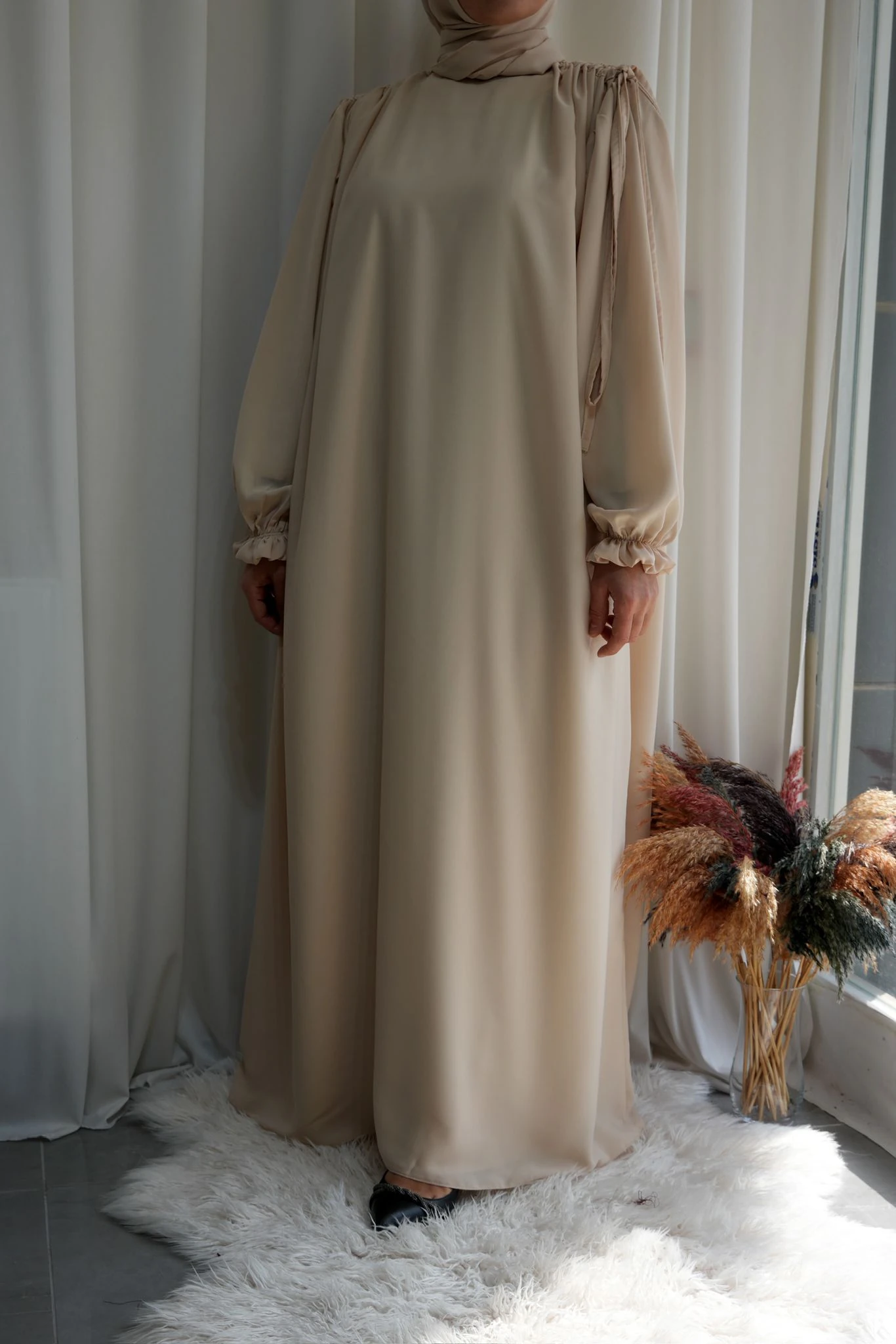 Model Hatice Medine İpeği Omuz Büzgülü Tesettür Elbise Krem