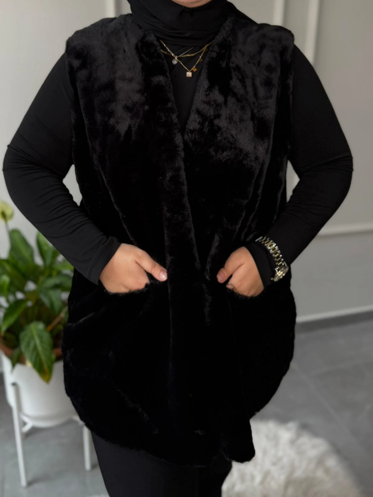 afife MARKA BÜYÜK BEDEN CEPLİ SIFIR KOLLU SİYAH PELUŞ YELEK