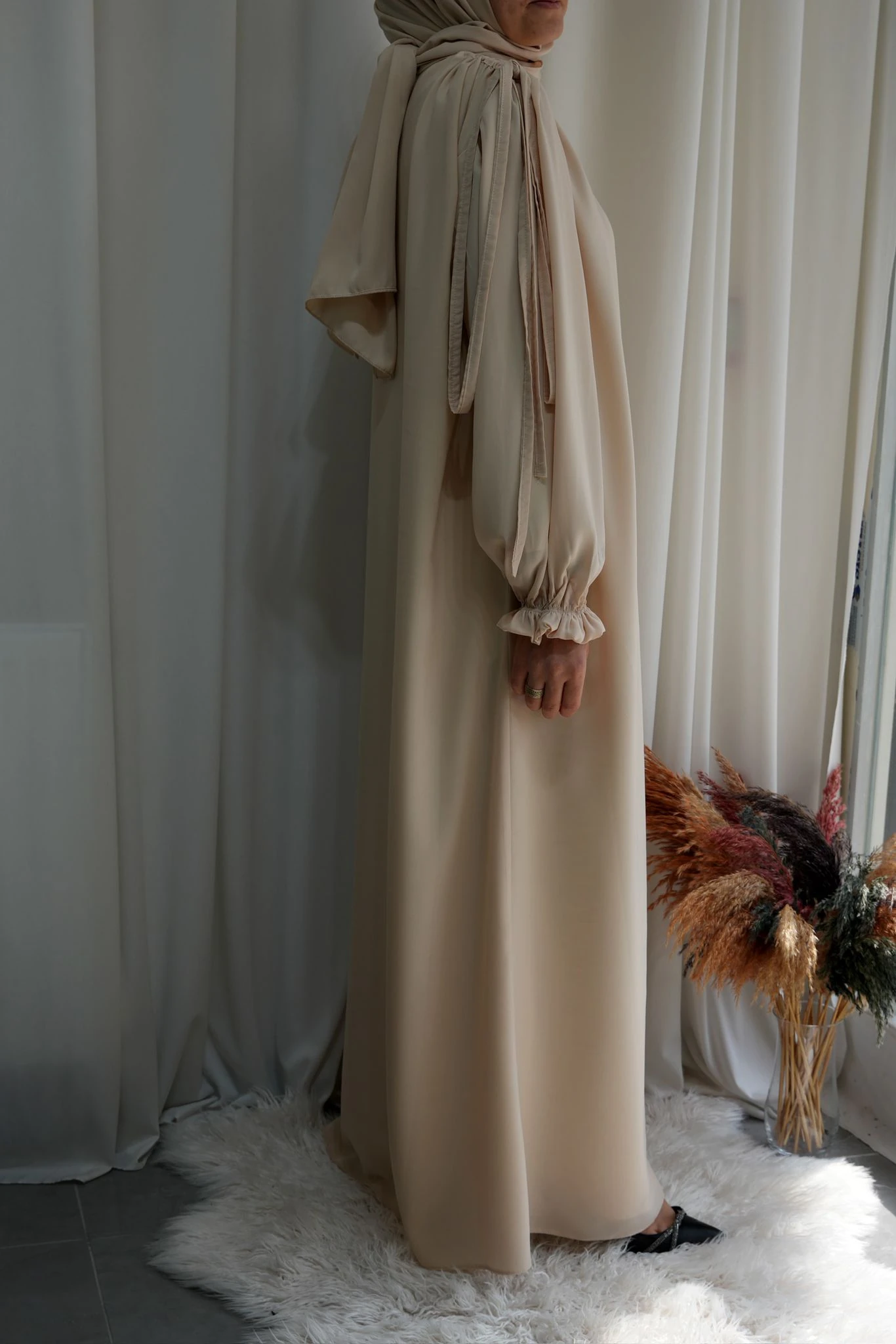 Model Hatice Medine İpeği Omuz Büzgülü Tesettür Elbise Krem