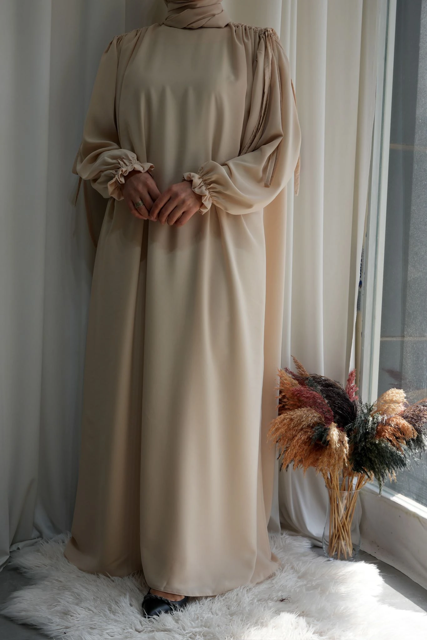 Model Hatice Medine İpeği Omuz Büzgülü Tesettür Elbise Krem