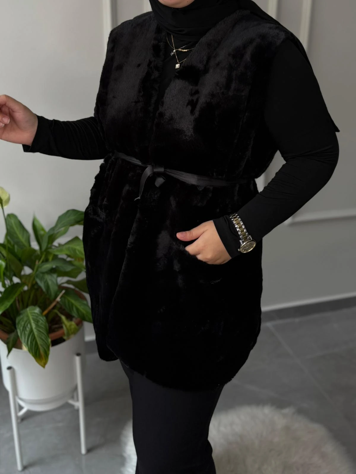 afife MARKA BÜYÜK BEDEN CEPLİ SIFIR KOLLU SİYAH PELUŞ YELEK