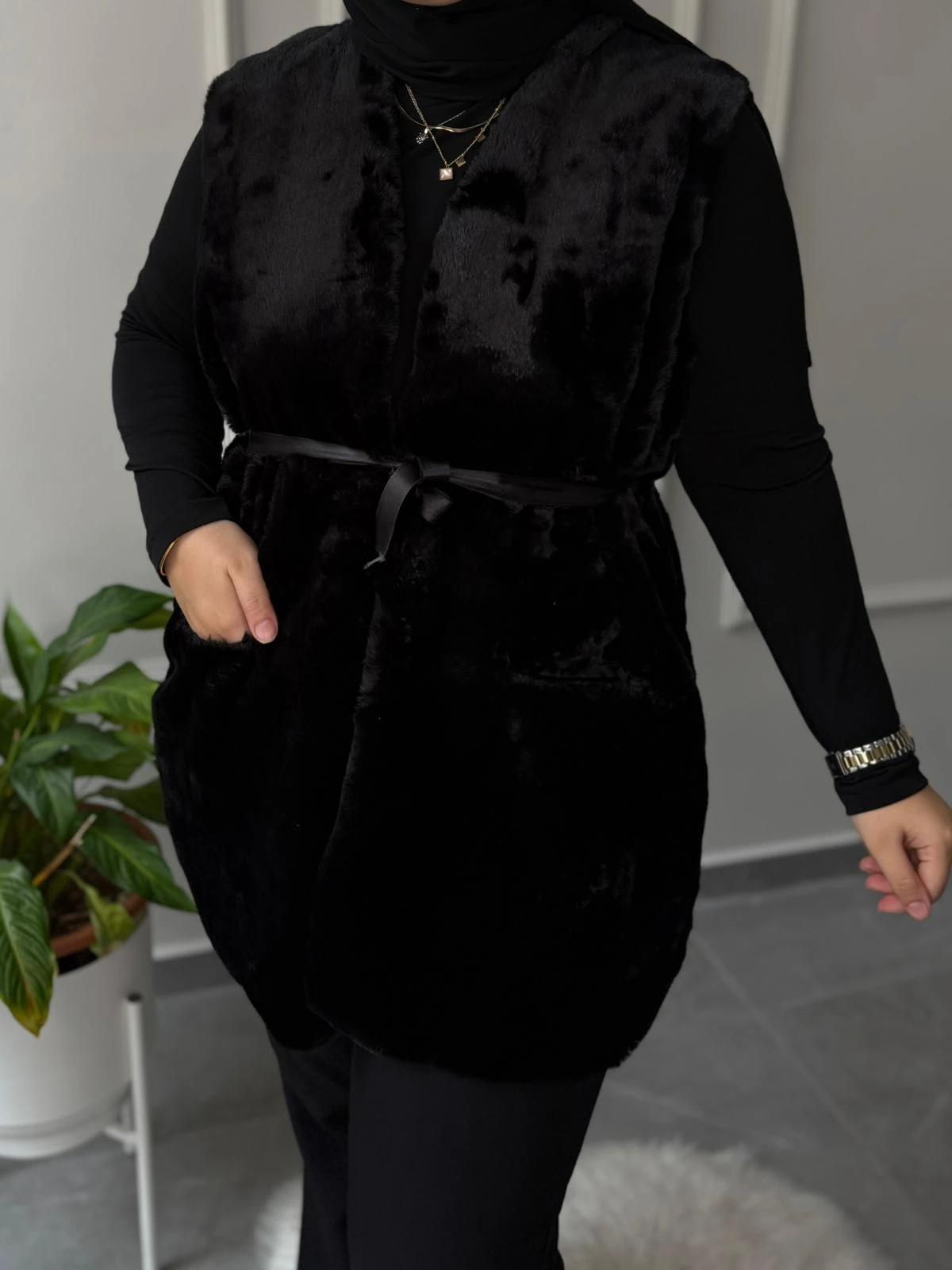 afife MARKA BÜYÜK BEDEN CEPLİ SIFIR KOLLU SİYAH PELUŞ YELEK