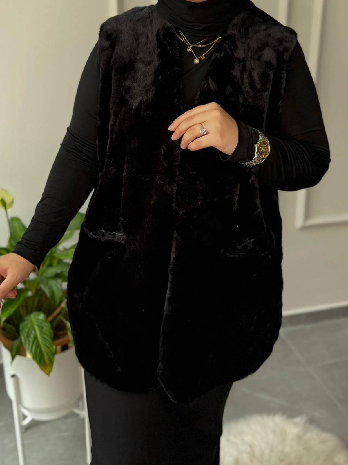 afife MARKA BÜYÜK BEDEN CEPLİ SIFIR KOLLU SİYAH PELUŞ YELEK