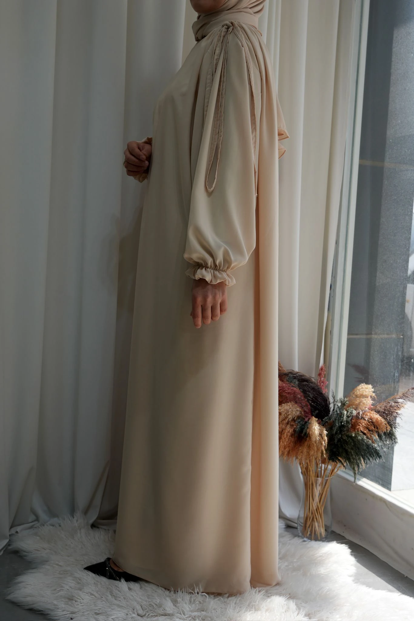 Model Hatice Medine İpeği Omuz Büzgülü Tesettür Elbise Krem