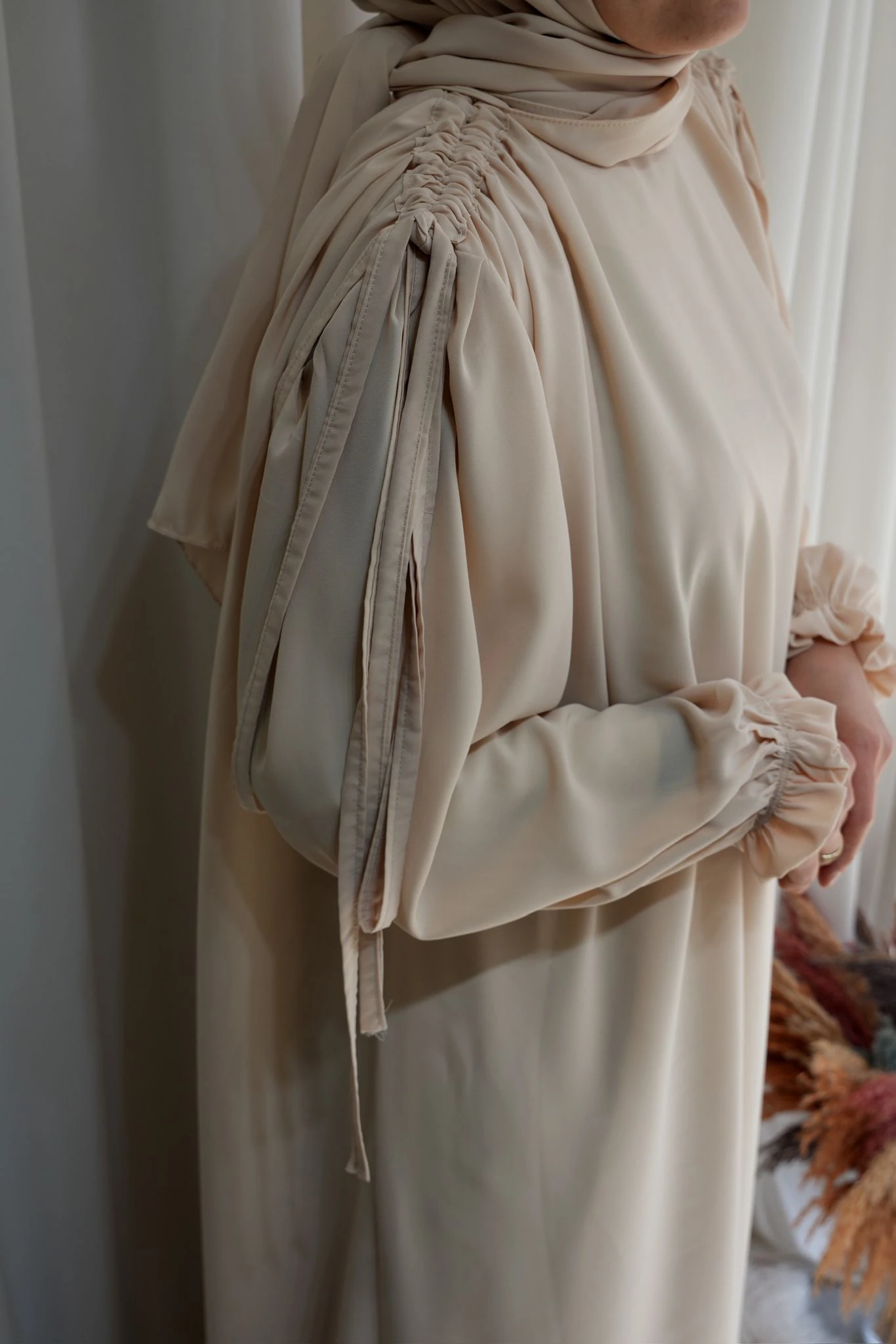 Model Hatice Medine İpeği Omuz Büzgülü Tesettür Elbise Krem