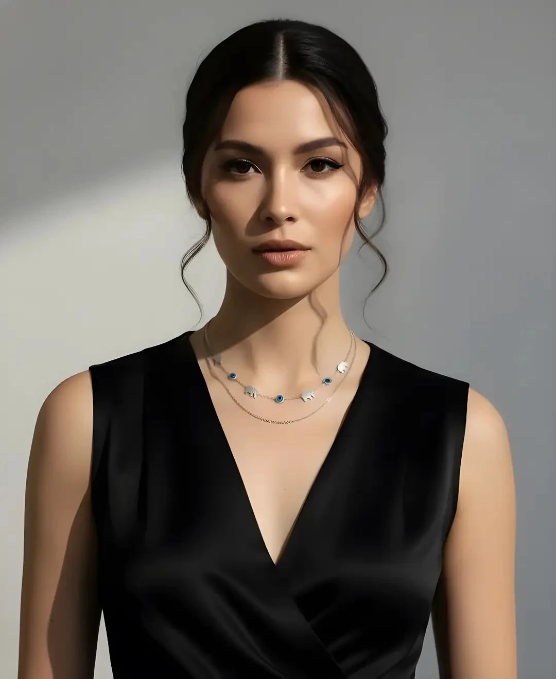 Çift Zincirli Fil Detaylı Kolye main variant image